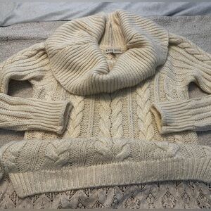 Beautiful sweater with lace